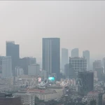 À Hô Chi Minh-Ville, les immeubles de grande hauteur sont enveloppés d'un épais brouillard de pollution, les concentrations de particules fines dépassant régulièrement les seuils de sécurité. Photo : VNA