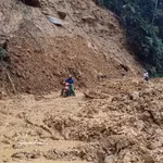 Une portion de route endommagée par des glissements de terrain provoqués par de fortes pluies dans la province montagneuse de Lào Cai, dans le Nord. Photo : VNA