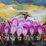 Programme artistique ouvrant la Fête des fleurs de bauhinie 2025. Photo: VNA