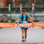 Vàng A Tung franchit la ligne d'arrivée de l'Ultra Trail Ha Giang 2026 avec des résultats impressionnants, le 4 avril dans la province de Tuyên Quang. Photos : Race Jungle