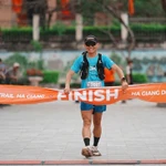 Vàng A Tung franchit la ligne d'arrivée de l'Ultra Trail Ha Giang 2026 avec des résultats impressionnants, le 4 avril dans la province de Tuyên Quang. Photos : Race Jungle