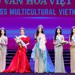 Hà Linh (centre) et ses dauphines. Photos: Comité d'organisation