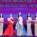 Hà Linh (centre) et ses dauphines. Photos: Comité d'organisation