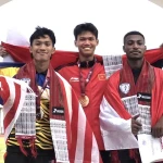 Pham Xuân Tiên (au centre) a brillamment remporté la médaille d'or pour l'équipe vietnamienne. Photo : organisateurs de l'événement