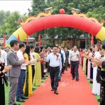 Trân Câm Tu, membre du Politburo et membre permanent du Secrétariat du Comité central du Parti, participe à la fête de grande union nationale, dans la commune de Thac Ba, province de Lào Cai, le 17 novembre. Photo : VNA