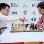 Lê Quang Liêm (à gauche) et l'Allemand Alexander Donchenko croisent le fer à la Coupe du monde d’échecs FIDE 2025. Photo : FIDE