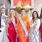 Des candidates de Miss Cosmo 2025 arrivent à l’aéroport international de Tân Son Nhât. Photo : VOV