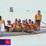 L'équipe féminine vietnamienne de bateau-dragon remporte la médaille d'or de la course de 200 m à 10 personnes aux SEA Games 33. Photo : The thao Viet Nam