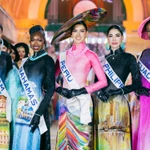 Les plus belles femmes du monde présentent la collection d’ao dai “Heritage in Heritage” du créateur de mode Trung Dinh, célébrant l'identité vietnamienne tout en faisant découvrir la culture vietnamienne au public international. Photos: Kiêng Cân Team