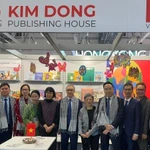 Les délégués assistent à la cérémonie d'ouverture de l'Espace du livre du Vietnam à la Foire du Livre de Francfort 2025. Photo : NDEL