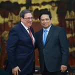 Le Premier ministre Pham Minh Chinh (à droite) recevant Bruno Rodríguez Parrilla, membre du Bureau politique, envoyé spécial du Parti communiste de Cuba, de l’État de la République de Cuba et ministre cubain des Affaires étrangères. Photo : VNA