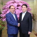 Le président Luong Cuong (à droite) et l’ancien secrétaire général du Parti, Nông Duc Manh, Nông Duc Manh. Photo : VNA