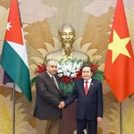 Le président de l’Assemblée nationale du Vietnam, Trân Thanh Mân (à doite) et le président de la Chambre des représentants du Royaume hachémite de Jordanie, Mazen Turki El Qadi, se serrent la main, à Hanoi, le 2 février. Photo : VNA