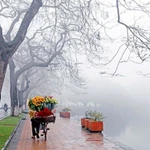 Les météorologues expliquent que la combinaison d'air froid intense, d'une forte humidité et de précipitations est le principal facteur qui rend cette vague de froid particulièrement désagréable, car le froid humide tend à faire baisser la température ressentie tout au long de la journée.