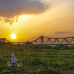 Le pont Long Biên au coucher du soleil. Photo: VNA