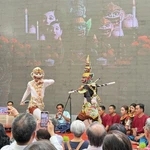 Des étudiants de l’Université de Trà Vinh ont présenté une représentation de « Robam », un style unique de théâtre musical khmer du Sud, lors de l’ouverture de ce programme culturel à la Rue des livres de Hô Chi Minh-Ville. 