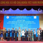 Des représentants de l’ambassade de France au Vietnam, des organisations partenaires et la direction de l’établissement félicitent les deux scientifiques honorés par les Palmes académiques. Photo : USSH