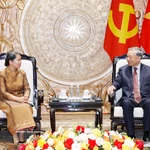 Le secrétaire général du Parti communiste du Vietnam (PCV) Tô Lâm (à droite) et la vice-présidente du Parti du peuple cambodgien (PPC) et présidente du Conseil national du Front de solidarité pour le développement de la Patrie du Cambodge (FSDPC), Men Sam An, à Hanoi, le 23 mars. Photo : VNA