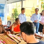 Numérisation de livres sur feuilles de latanier, financée par le Fonds canadien d'initiatives locales. Photo: VOV