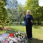 Mme Trân Tô Nga pose à côté de la plaque commémorative dédiée aux victimes de l’agent orange/dioxine au parc Choisy, dans le 13e arrondissement de Paris. Photo : VNA