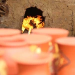 Depuis des centaines d'années, les produits en céramique de Phu Lang sont cuits dans des fours à bois. Photo: toquoc.vn