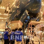 Des étudiants de l'Université des sciences et technologies de Hanoi (USTH) en stage chez la compagnie d’ingénierie de Vietnam Airlines (VAECO). Photo : VNA