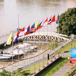 Drapeaux de l'ASEAN flottant au vent au parc de Bach Dang, dans le quartier de Saigon, à Hô Chi Minh-Ville, lors du 58e anniversaire de la fondation de l'ASEAN (8 août 1967 - 2025). Photo : VNA