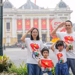 Une famille prend une photo de souvenir à Hanoi à l'occasion du 50e anniversaire de la libération du Sud et de la réunification du pays (30 avril 2025). Photo : VNA