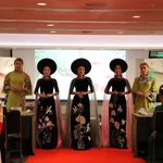 Des mannequins présentent l'ao dài de la styliste Lan Huong lors de la Semaine de la mode de l’ao dài 2026. Photo : VNA