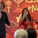 L'architecte Thibault Fèbrer et la chanteuse Thanh Tâm interprètent la chanson l’air traditionnel « Bèo dat mây trôi» lors du programme. Photo: VNA