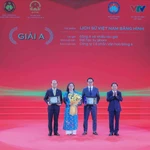 Trinh Van Quyêt, secrétaire du Comité central du Parti et chef de sa Commission de la sensibilisation, de l’éducation et de la mobilisation des masses, remet les prix A aux lauréats. Photo: VNA