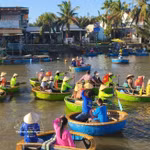 Le tourisme en bateau-panier dans le village de Cam Thanh, à Dà Nang, apporte d'importants bénéfices économiques à la population locale. Photo: VNA