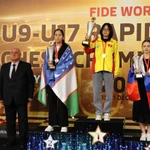 Nguyên Binh Vy (deuxième à droite) célèbre sa victoire lors des Championnats du monde d’échecs rapides et blitz FIDE 2025 des moins de 9 ans et des moins de 17 ans, en Turquie. Photo : Fédération vietnamienne des échecs