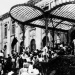 Le 19 août 1945, après le grand meeting à la Place de l’Opéra, le peuple de Hanoi et les forces révolutionnaires occupèrent le Palais du Bac Bo, qui abritait la Résidence supérieure du Tonkin, véritable quartier général du régime colonial français au Nord. Photo d’archive : VNA