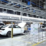 Des ouvriers travailent dans une usine automobile. Photo : VNA