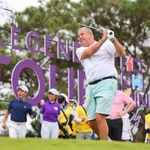Phil Harrison, légende du golf et PDG du Legends Tour, donne le coup d'envoi du tournoi de golf "Race to Legends" du Vietnam Legends Championship 2025. 