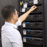 Maintenance des équipements au Centre de transformation numérique du Département des sciences et des technologies de la province de Khanh Hoa. Photo : VNA