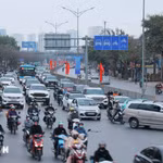 Selon le Département municipal de la construction, Hanoi compte environ 8,8 millions d’habitants pour plus de 9,3 millions de véhicules, dont 86% de motos. Photo: VNA