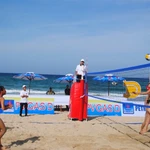 Des joueuses de beach-volley participent à un tournoi sur une plage de Dà Nang. Photo: VNS