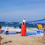 Des joueuses de beach-volley participent à un tournoi sur une plage de Dà Nang. Photo: VNS