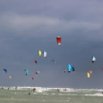 Kitesurf entre le ciel et la mer à Khanh Hoa. Photo : baovanhoa.vn