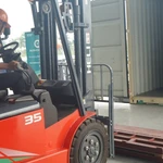 Étudiants en logistique du Collège maritime et des voies navigables n°1 lors d'une session de simulation pratique. Photo : NDEL