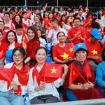 Hommes et femmes assistant à la pépétition préliminaire du défilé célébrant le 80e anniversaire de la Fête nationale. Photo: VNA