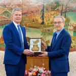 Le vice-ministre de la Culture, des Sports et du Tourisme, Phan Tâm (à gauche) et le vice-président exécutif de CNN International Commercial (CNNIC), Phil Nelson, à Hanoi, le 25 mai. Photo : baovanhoa.vn