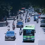La vague de chaleur intense se poursuit à Hanoi avec des températures dépassant les 60°C à 11h40, le 25 mai. Photo : VNA 