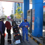 Dans une station-service à Hai Phong (Nord). Le biocarburant est entré dans les mœurs – et dans les réservoirs – des motocyclistes vietnamiens. Photo: VNA