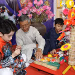 Dans un stand d’exposition des patrimoines du vietnam et des produits artisanaux traditionnels, à Hai Phong, en 2025. Photo : VNA