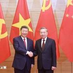 Le secrétaire général du Parti communiste du Vietnam, Tô Lâm (à droite), et le secrétaire général du Parti communiste chinois et président chinois, Xi Jinping, se serrent la main. Photo : VNA