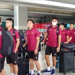 Les joueurs de l'équipe vietnamienne des moins de 23 ans se préparent à quitter l'aéroport international Soekarno-Hatta pour l'hôtel Movenpick de Jakarta, en Indonésie. Photo : VNA