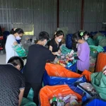 Des bénévoles du groupe Tagom, dans le quartier résidentiel de Thanh Xuân Bac, à Hanoi, trient les matières recyclables comme des bouteilles et des sacs en plastique des déchets ménagers. Photo : Tagom
